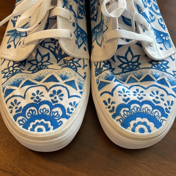 Custom painted new Vulcanized Vans white & blue Henna style - Picture 3 of 11